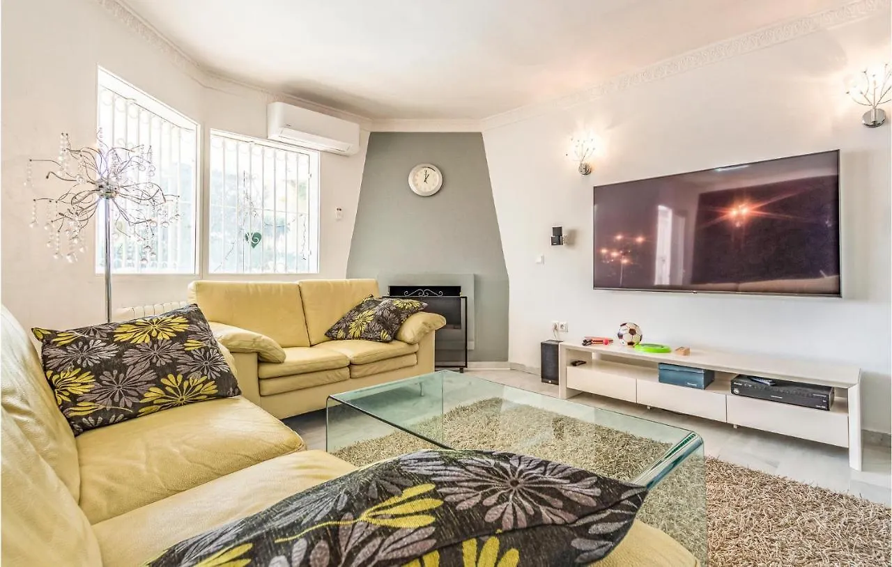 Awesome Apartment In Calahonda With Kitchen Sitio de Calahonda 0*,  İspanya